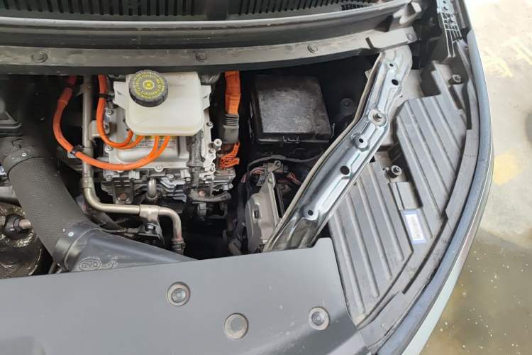 Used Denza D9 2024 DM-i 1050 Luxury Model Engine Bay Left