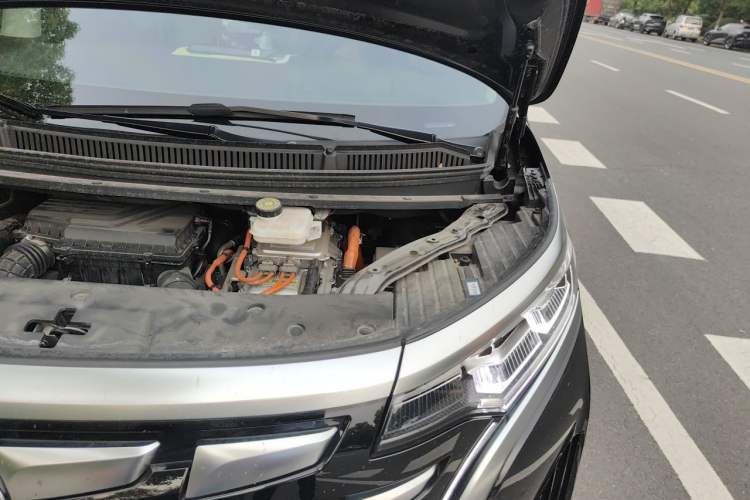 Used Denza D9 2024 DM-i 980 Four-Wheel Drive Prestige Model Engine Bay Left