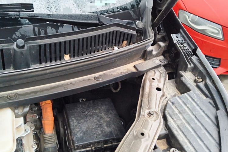 Used Denza D9 2024 DM-i 1050 Luxury Model Engine Bay Left