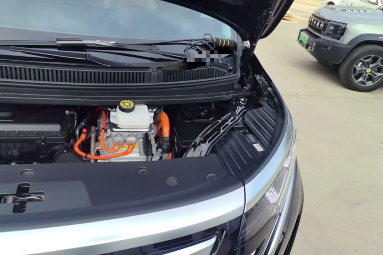 Used Denza D9 2024 DM-i 980 Four-Wheel Drive Prestige Model Engine Bay Left
