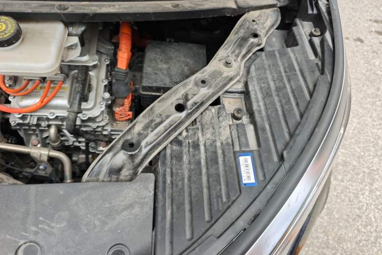 Used Denza D9 2024 DM-i 1050 Luxury Model Engine Bay Left