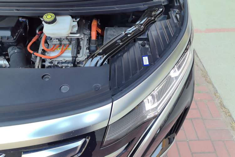 Used Denza D9 2024 DM-i 1050 Luxury Model Engine Bay Left