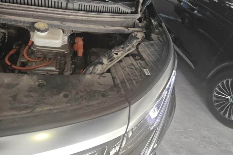Used Denza D9 2024 DM-i 980 Four-Wheel Drive Prestige Model Engine Bay Left