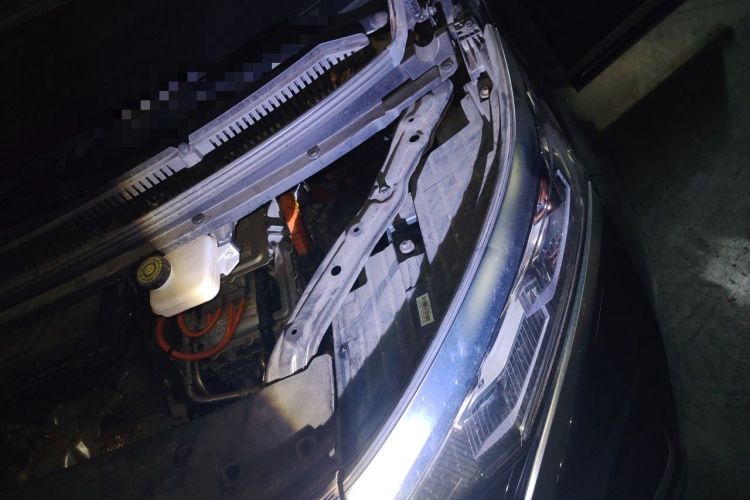 Used Denza D9 2024 DM-i 1050 Luxury Model Engine Bay Left