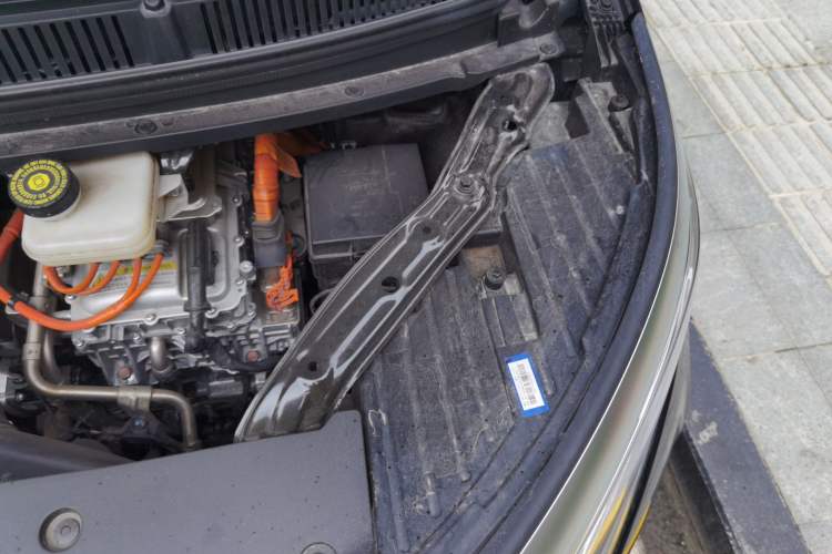 Used Denza D9 2024 DM-i 1050 Luxury Model Engine Bay Left