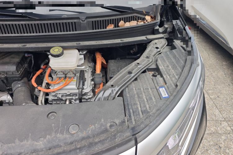 Used Denza D9 2024 DM-i 1050 Luxury Model Engine Bay Left
