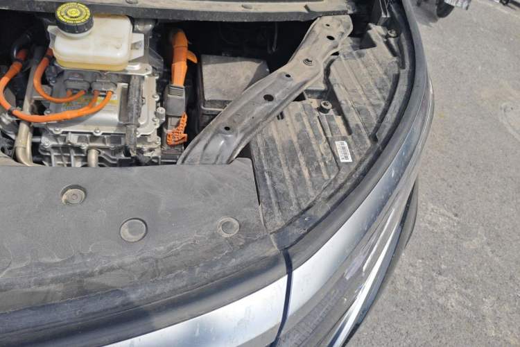 Used Denza D9 2024 DM-i 980 Four-Wheel Drive Prestige Model Engine Bay Left
