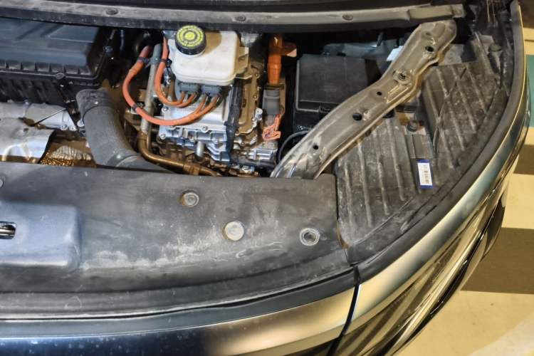 Used Denza D9 2024 DM-i 1050 Luxury Model Engine Bay Left