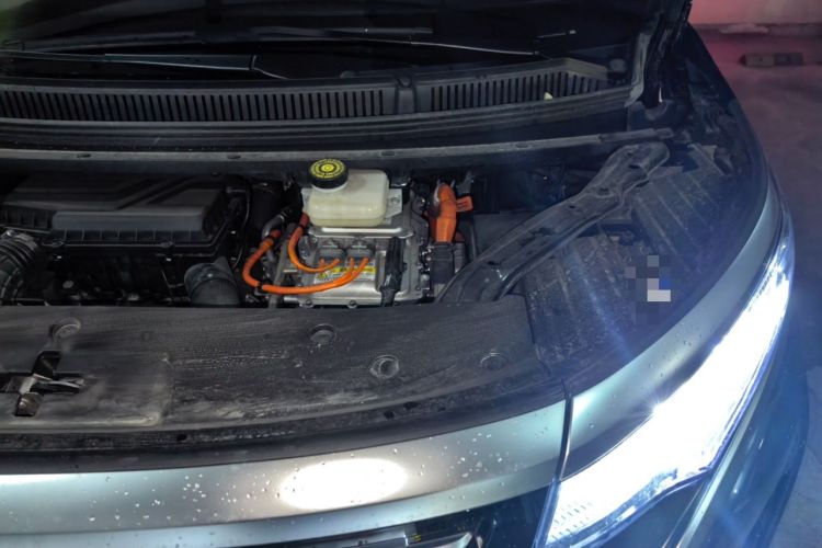 Used Denza D9 2024 DM-i 970 Luxury Model Engine Bay Left