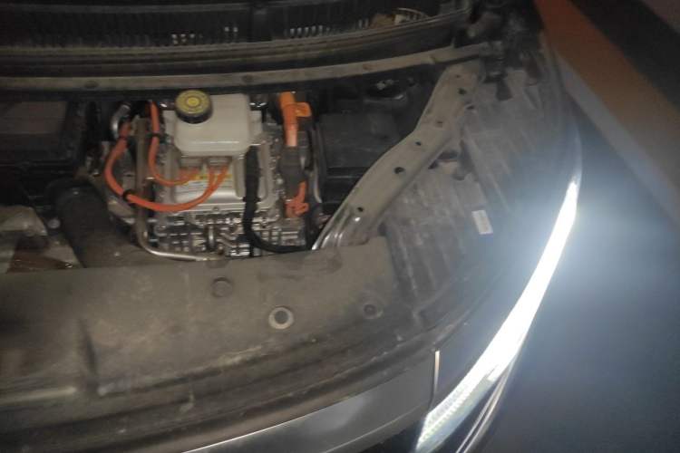Used Denza D9 2024 DM-i 980 Four-Wheel Drive Flagship Model Engine Bay Left
