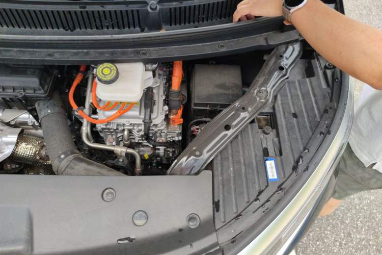 Used Denza D9 2024 DM-i 980 Four-Wheel Drive Flagship Model Engine Bay Left