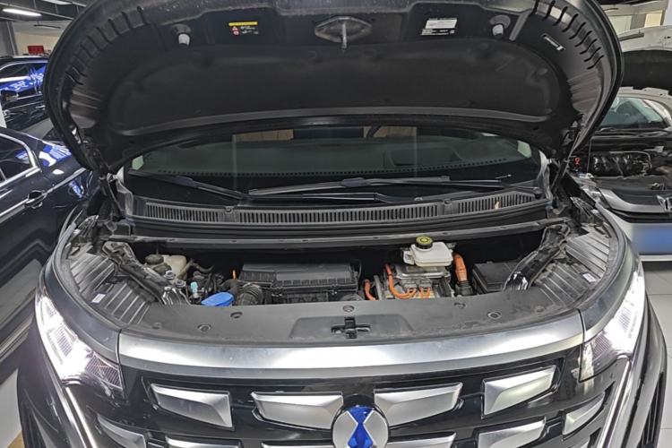 Used Denza D9 2024 DM-i 980 Four-Wheel Drive Flagship Model Engine Bay