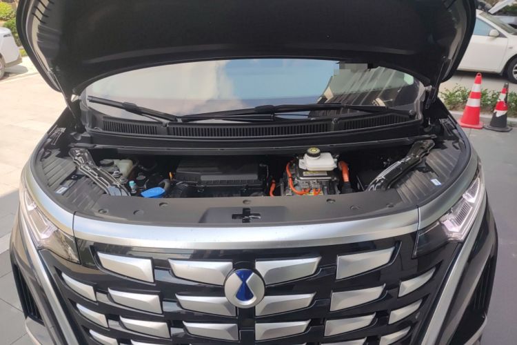 Used Denza D9 2024 DM-i 1050 Luxury Model Engine Bay