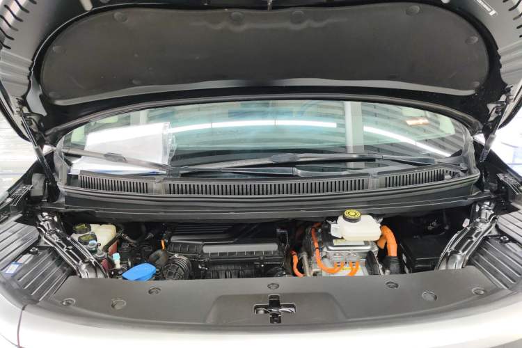 Used Denza D9 2024 DM-i 1050 Luxury Model Engine Bay