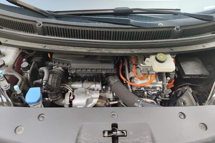 Used Denza D9 2024 DM-i 1050 Luxury Model Engine Bay