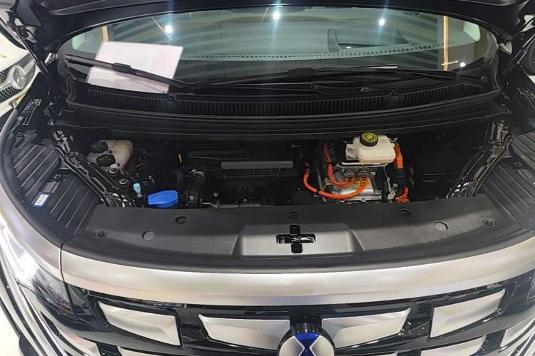 Used Denza D9 2024 DM-i 980 Four-Wheel Drive Flagship Model Engine Bay
