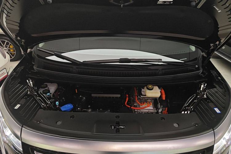 Used Denza D9 2024 DM-i 1050 Luxury Model Engine Bay