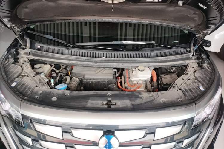 Used Denza D9 2024 DM-i 1050 Luxury Model Engine Bay