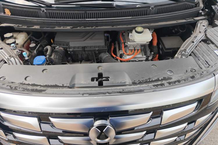 Used Denza D9 2024 DM-i 1050 Luxury Model Engine Bay
