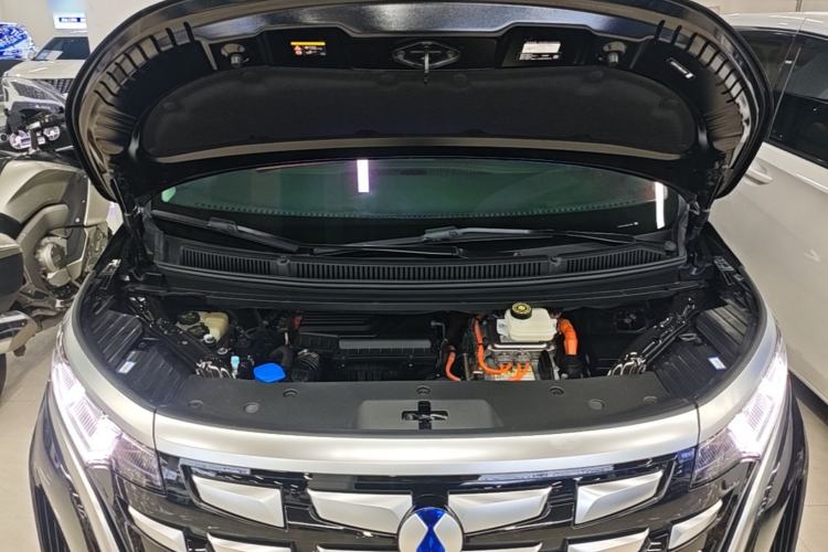 Used Denza D9 2024 DM-i 1050 Luxury Model Engine Bay