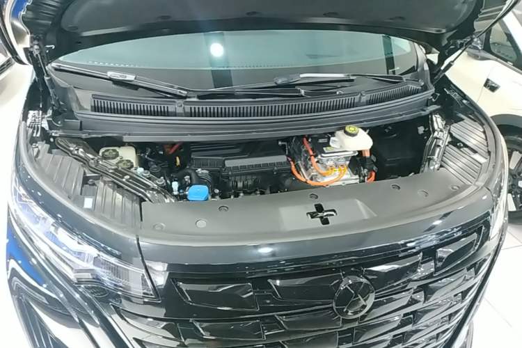 Used Denza D9 2024 DM-i 980 Four-Wheel Drive Prestige Model Engine Bay