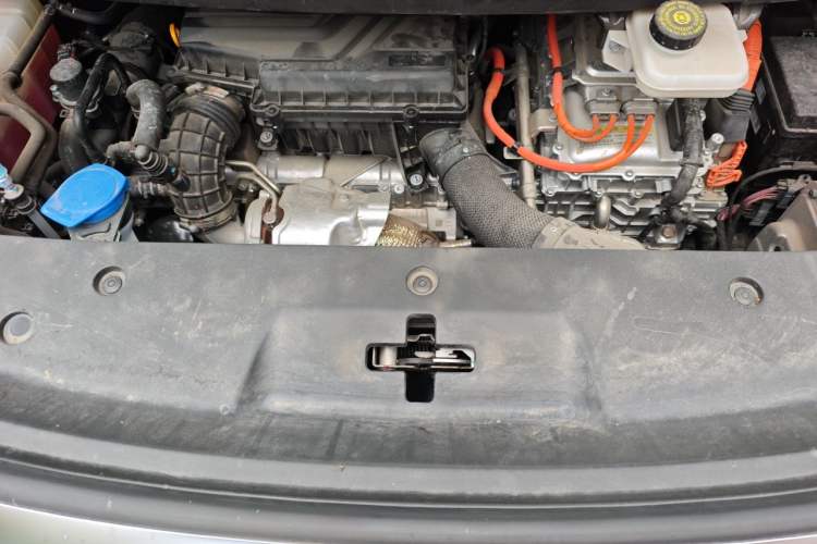 Used Denza D9 2024 DM-i 1050 Luxury Model Engine Bay