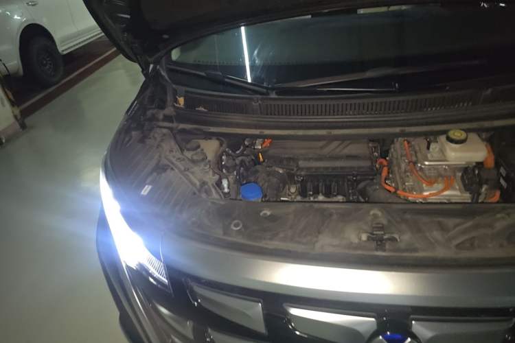 Used Denza D9 2024 DM-i 980 Four-Wheel Drive Prestige Model Engine Bay Right