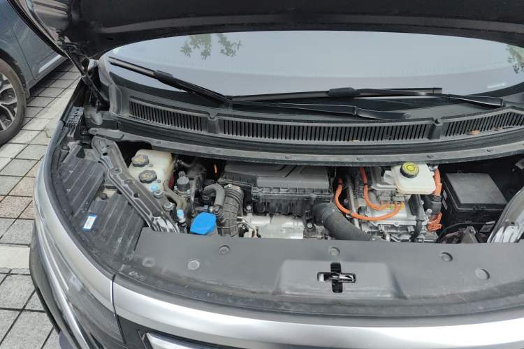 Used Denza D9 2024 DM-i 980 Four-Wheel Drive Prestige Model Engine Bay Right