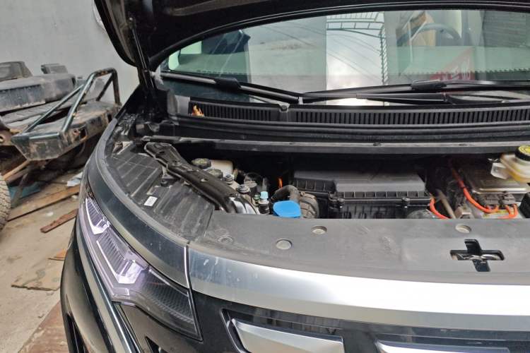 Used Denza D9 2024 DM-i 980 Four-Wheel Drive Prestige Model Engine Bay Right