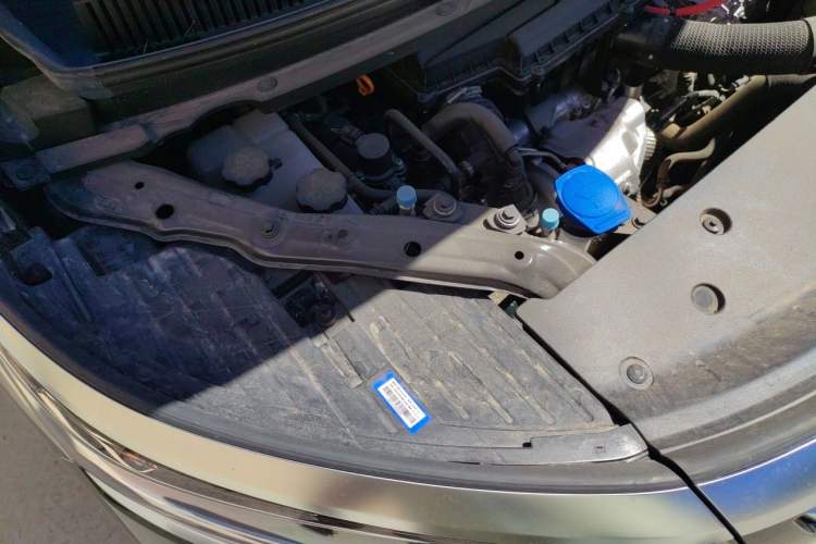 Used Denza D9 2024 DM-i 980 Four-Wheel Drive Prestige Model Engine Bay Right