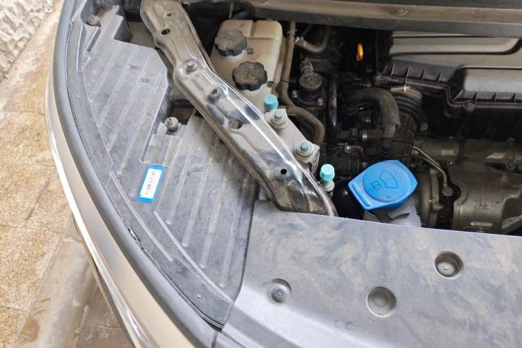 Used Denza D9 2024 DM-i 980 Four-Wheel Drive Flagship Model Engine Bay Right