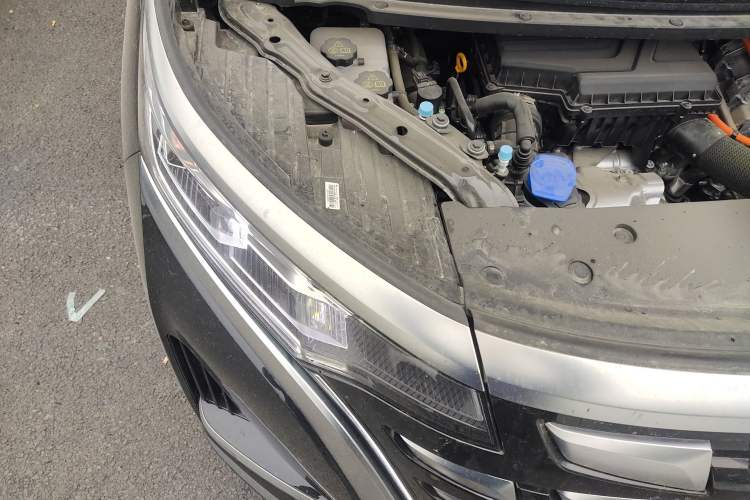 Used Denza D9 2024 DM-i 980 Four-Wheel Drive Prestige Model Engine Bay Right