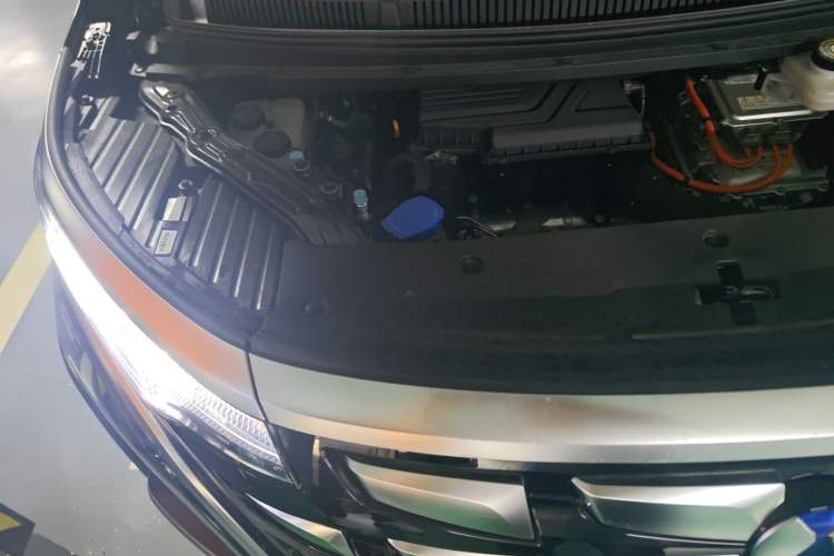 Used Denza D9 2024 DM-i 1050 Luxury Model Engine Bay Right