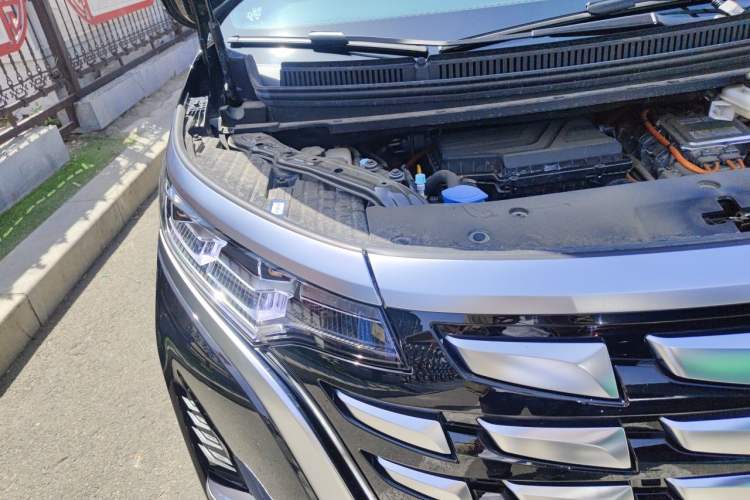 Used Denza D9 2024 DM-i 980 Four-Wheel Drive Prestige Model Engine Bay Right