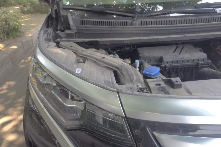 Used Denza D9 2024 DM-i 980 Four-Wheel Drive Prestige Model Engine Bay Right