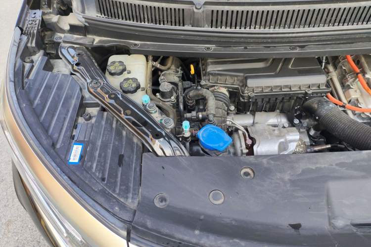 Used Denza D9 2024 DM-i 980 Four-Wheel Drive Prestige Model Engine Bay Right
