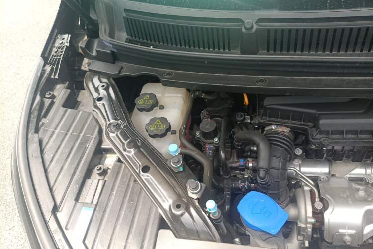 Used Denza D9 2024 DM-i 980 Four-Wheel Drive Flagship Model Engine Bay Right