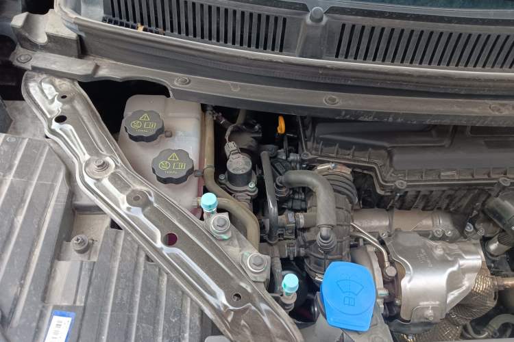 Used Denza D9 2024 DM-i 980 Four-Wheel Drive Prestige Model Engine Bay Right