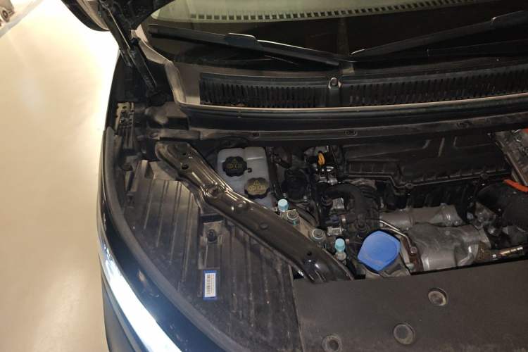 Used Denza D9 2024 DM-i 980 Four-Wheel Drive Prestige Model Engine Bay Right