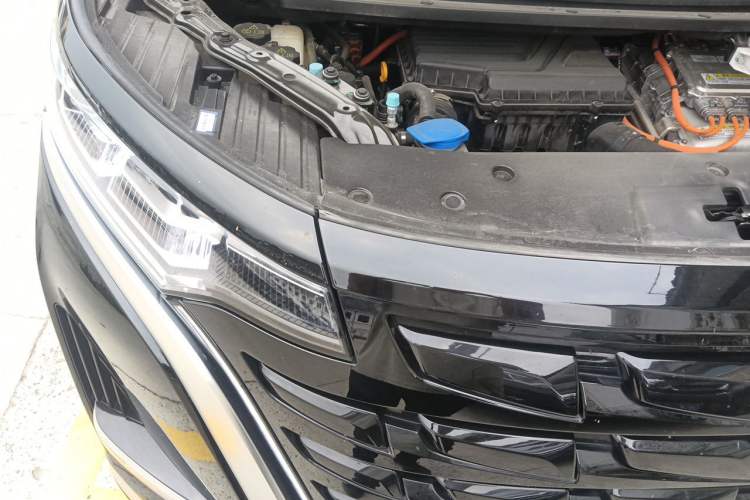 Used Denza D9 2024 DM-i 980 Four-Wheel Drive Prestige Model Engine Bay Right