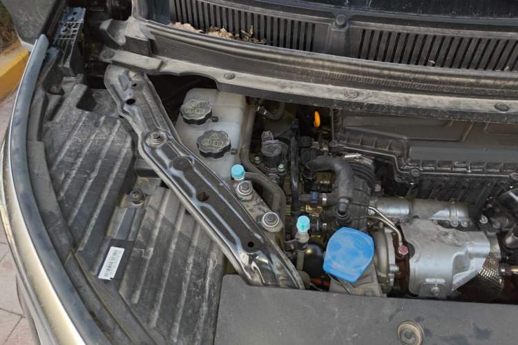 Used Denza D9 2024 DM-i 980 Four-Wheel Drive Prestige Model Engine Bay Right