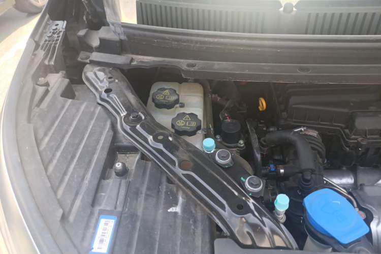 Used Denza D9 2024 DM-i 980 Four-Wheel Drive Flagship Model Engine Bay Right