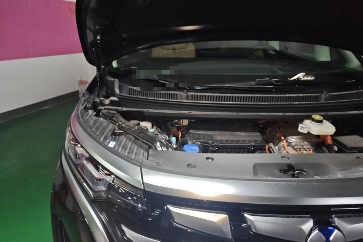 Used Denza D9 2024 DM-i 980 Four-Wheel Drive Prestige Model Engine Bay Right