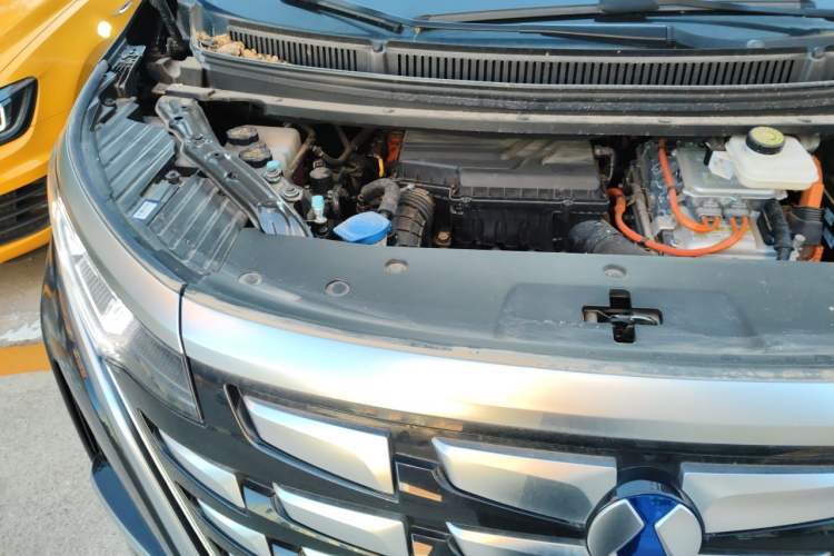 Used Denza D9 2024 DM-i 980 Four-Wheel Drive Prestige Model Engine Bay Right