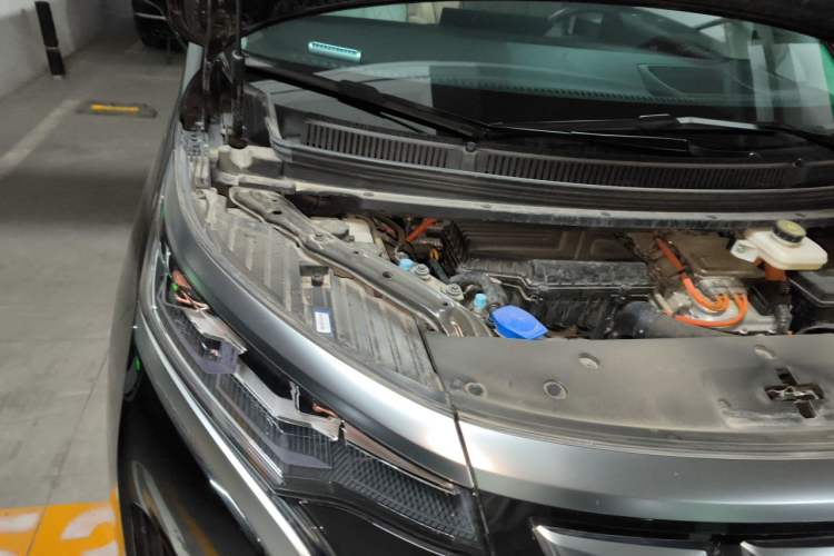 Used Denza D9 2024 DM-i 980 Four-Wheel Drive Prestige Model Engine Bay Right