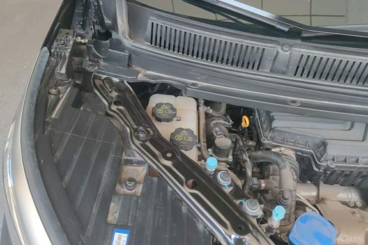 Used Denza D9 2024 DM-i 980 Four-Wheel Drive Prestige Model Engine Bay Right
