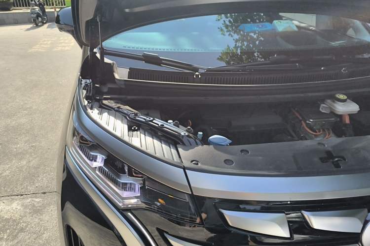 Used Denza D9 2024 DM-i 980 Four-Wheel Drive Prestige Model Engine Bay Right
