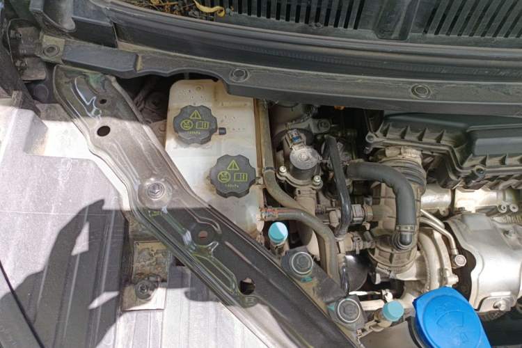 Used Denza D9 2024 DM-i 980 Four-Wheel Drive Prestige Model Engine Bay Right