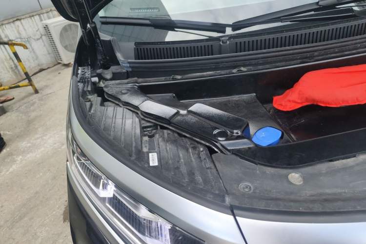 Used Denza D9 2024 DM-i 1050 Luxury Model Engine Bay Right