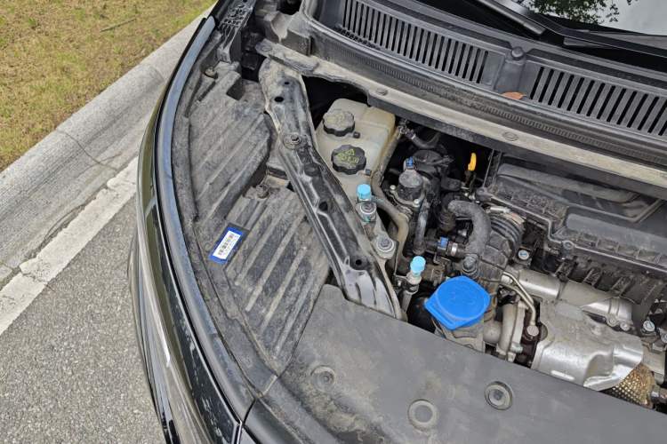 Used Denza D9 2024 DM-i 1050 Luxury Model Engine Bay Right